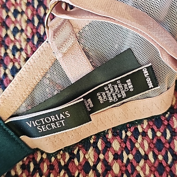 Victoria's Secret Green Push Up Bra - Picture 2 of 4